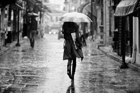 donna sotto la pioggia poesia di danilo reschigna ma quando finisce di piovere
